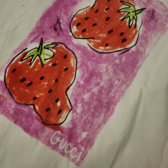 Gucci cute tee with strawberry design - Picture 11 of 13
